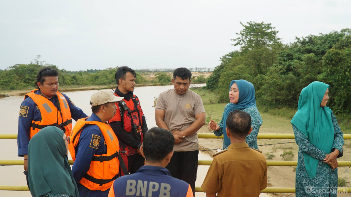 21 April 2026 Ketua TP PKK Kabupaten Sarolangun Tinjau Langsung proses pencarian korban tenggelam di Dam kutur, Desa Monti Kecamatan Limun