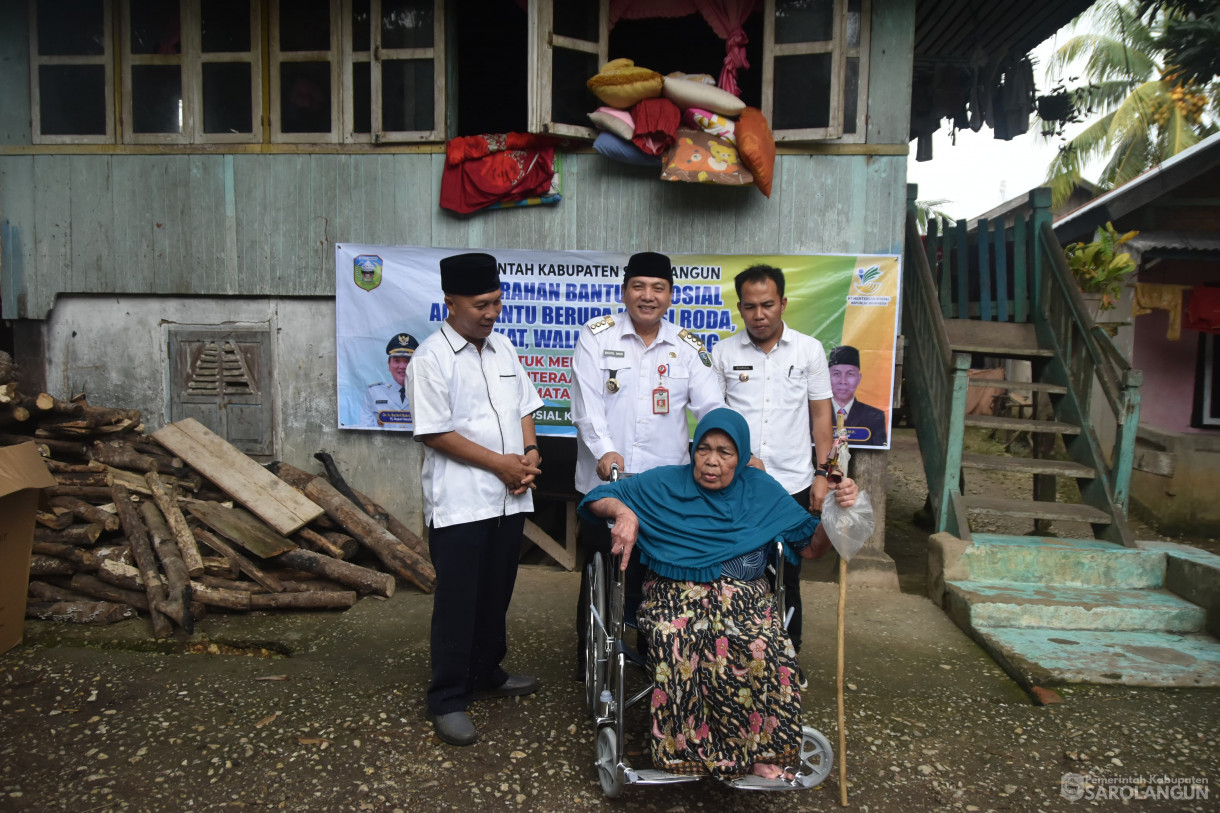 10 Januari 2024 - Memberikan Bantuan Kursi Roda Kepada Lansia Dalam Rangka Penanganan Kemiskinan Ekstrim Di Desa Lidung