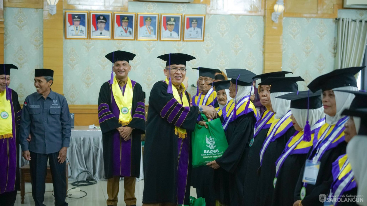 24 Februari 2026&nbsp;Santunan Baznas dan Bantuan CSR Bank Jambi pada Acara Wisuda Sekolah Lansia Sarolangun di Aula Utama Kantor Bupati Sarolangun