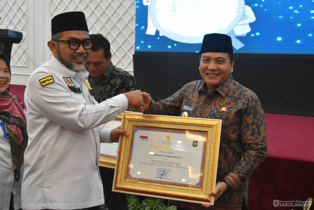 24 Oktober 2023 - Penjabat Bupati Sarolangun Menghadiri Rapat Koordinasi Camat di Aula Maulida Convention Centre Jambi