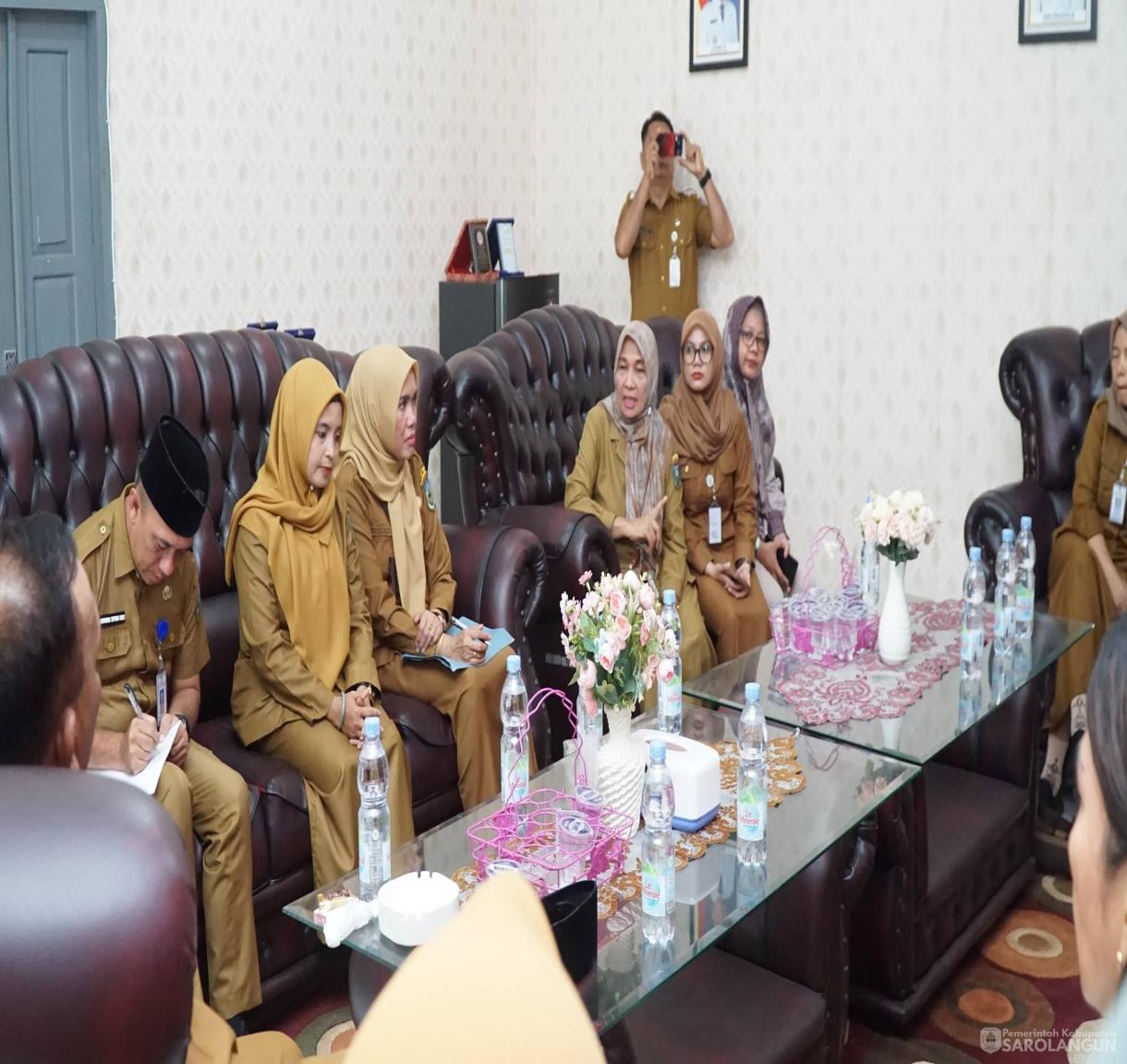 25 Mei 2026 Bupati Sarolangun Memimpin Apel Pagi di RSUD Chatib Quzwein Serta Memberikan Arahan Kepada Seluruh Pegawai Agar Terus Meningkatkan Disiplin dan Tanggung Jawab