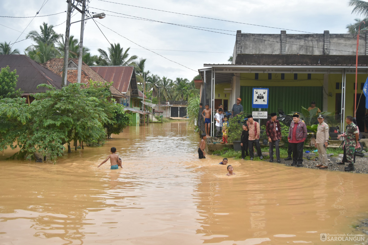 21 Desember 2023 - Meninjau Lokasi Terdampak Banjir Di Desa Pulau Pandan Kecamatan Limun