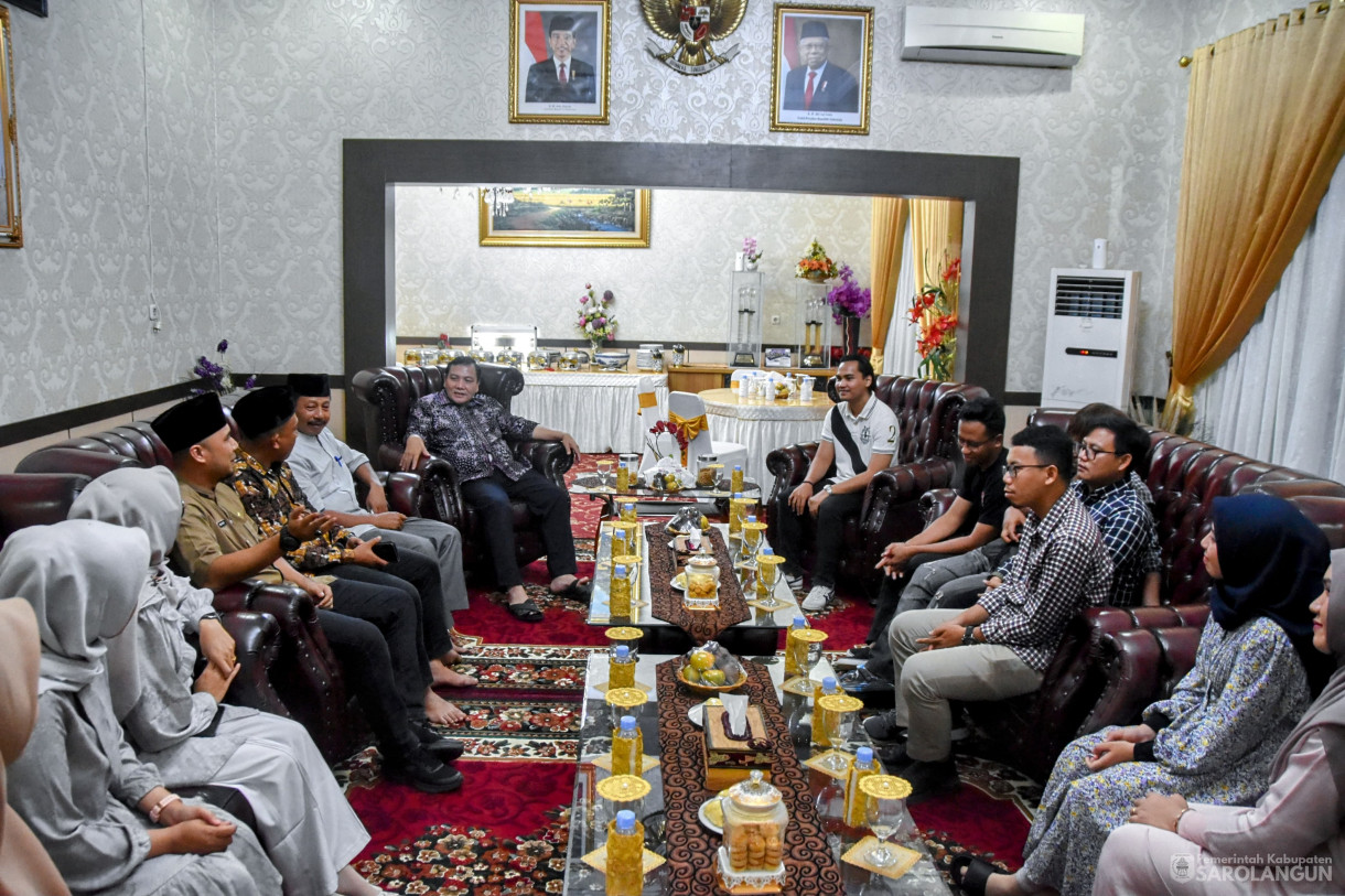 24 November 2023 - Penjabat Bupati Sarolangun Makan Malam Bersama Tim Guru GASING di Rumah Dinas Bupati Sarolangun