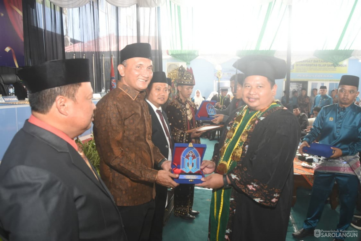 22 November 2025 Bupati Sarolangun H. Hurmin Menghadiri Wisuda Sarjana S1 Angkatan XV Universitas Islam Sarolangun