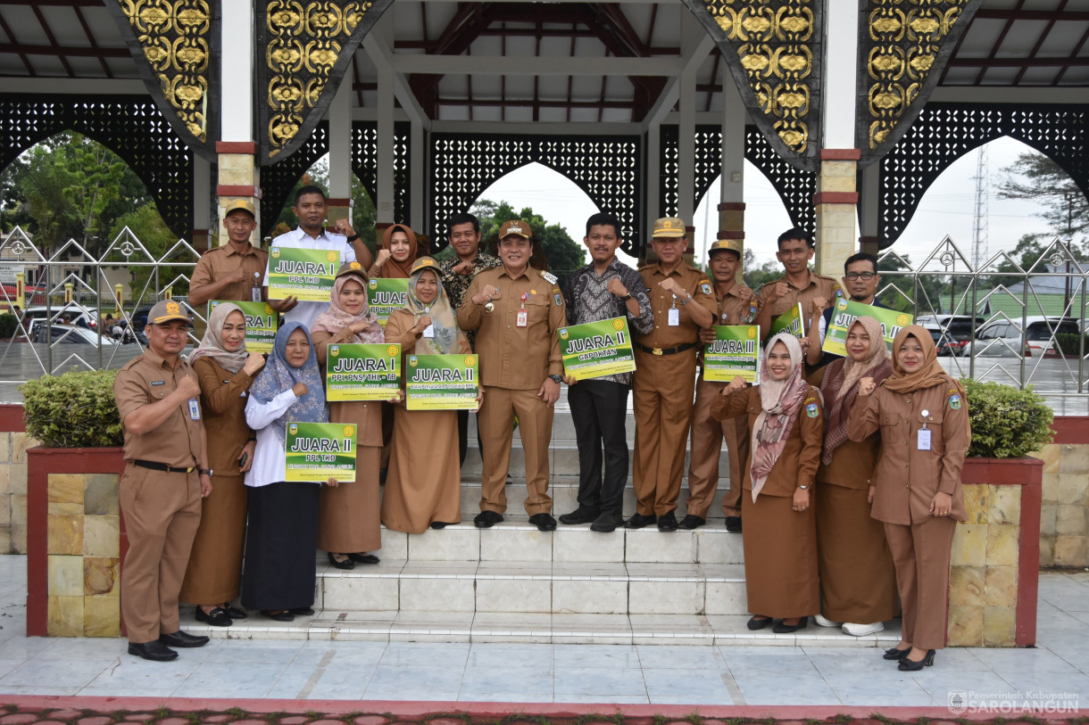 11 Desember 2023 - Apel Gabungan Sekaligus Penyerahan Hadiah Lomba Kegiatan UMKM Bangkit Dan Gabungan Kelompok Tani Terbaik Tingkat Kabupaten Sarolangun Di Lapangan Gunung Kembang Sarolangun