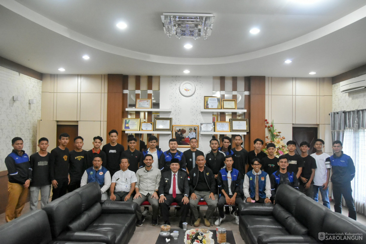 6 Mei 2024 - Pelepasan Tim Futsal Sarolangun Pada Gubernur Cup Jambi Di Ruang Kerja Bupati Sarolangun