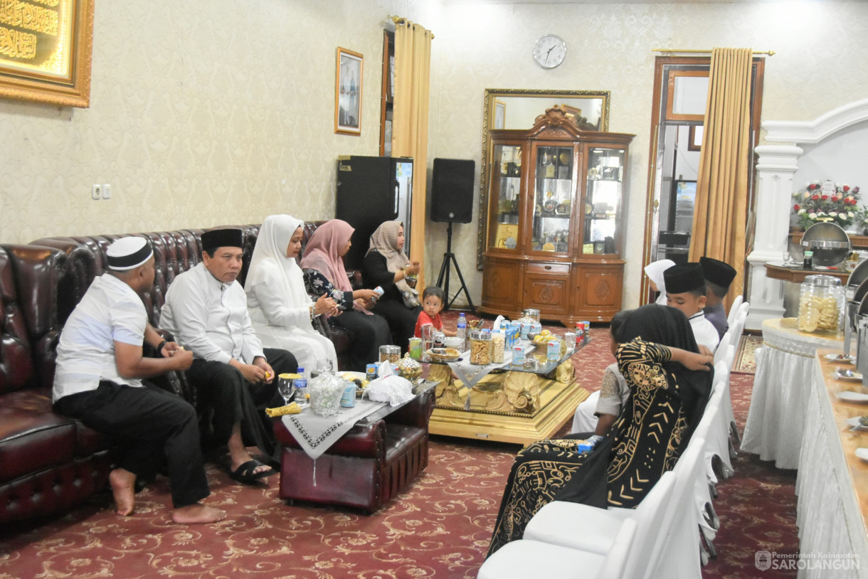 17 Juni 2024 - Makan Siang Bersama Dan Memberikan Santunan Kepada Anak Yatim 20 Orang Di Rumah Dinas Bupati Sarolangun