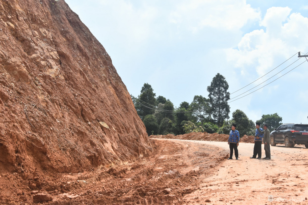 17 April 2024 - Meninjau Perbaikan Jalan Terdampak Longsor Di Tebing Tinggi Kecamatan Batang Asai