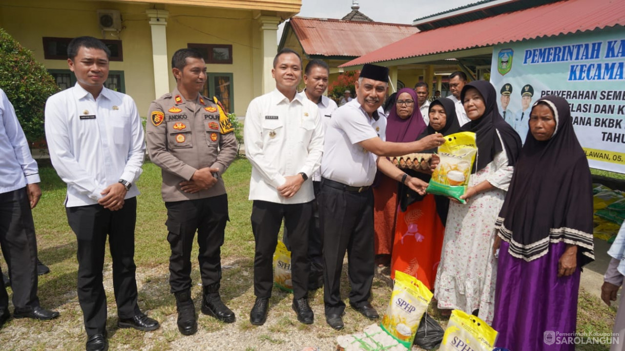 5 November 2025 Penyerahan Sembako Penanggulangan Inflasi dan Kemiskinan Ekstrin
