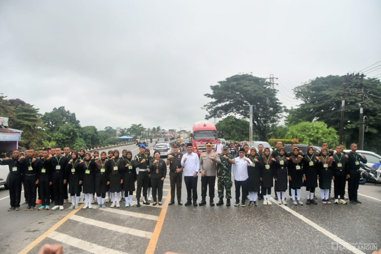 13 Agustus 2025 - Pembagian Bendera Merah Putih Kepada Masyarakat Dalam Rangka HUT RI Ke 80 di Depan Bank Jambi