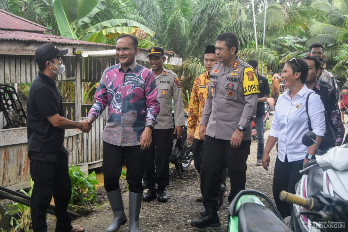 6 Maret 2025 - Peninjauan Lokasi Banjir dan Penyerahan Bantuan Bagi Korban Terdampak Banjir di Kecamatan Mandiangin&nbsp;
