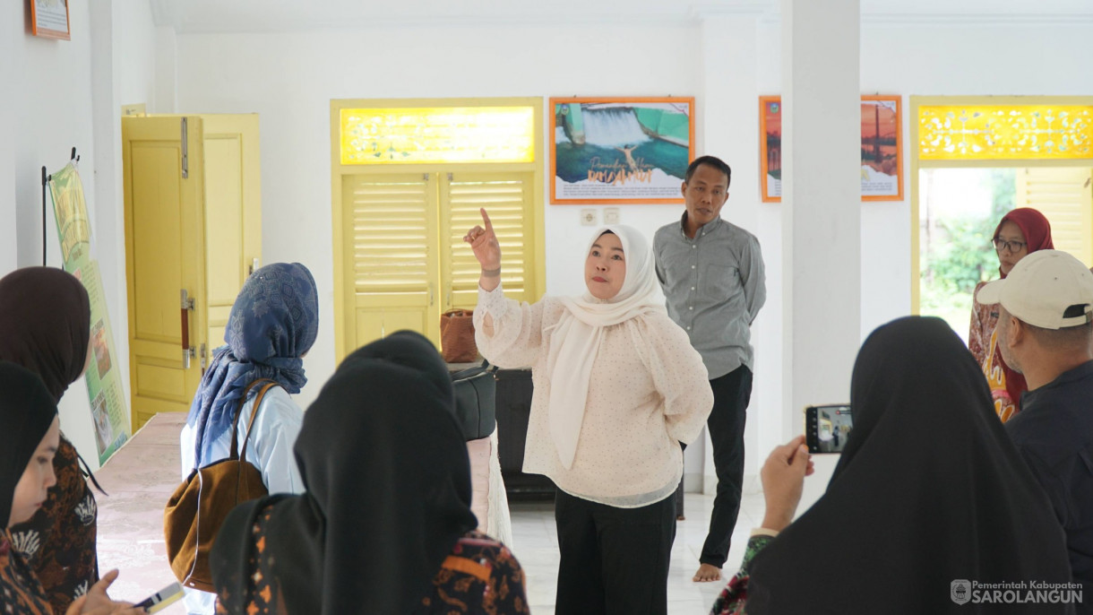 9 April 2026 Ketua Dekranasda Kabupaten Sarolangun meninjau Anjungan Sarolangun untuk persiapan pembukaan Jambi Festival Elok Nian