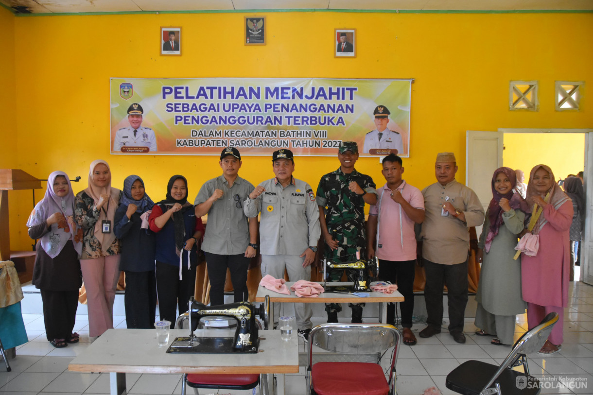 1 Desember 2023 - Pelatihan Menjahit Sebagai Upaya Penanganan Pengangguran Terbuka&nbsp;Di Kecamatan Bathin VIII Kabupaten Sarolangun Tahun 2027 Di Kantor Camat Bathin VIII