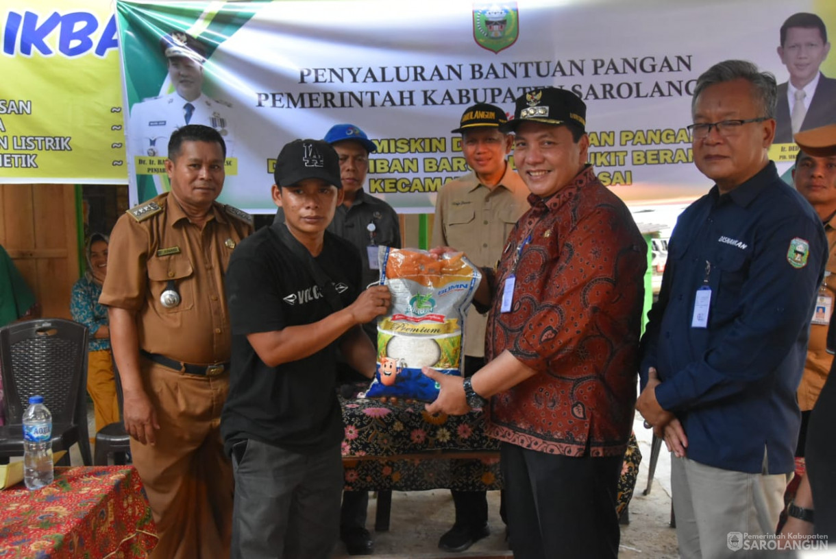 5 Oktober 2023 - Penjabat Bupati Sarolangun Melakukan Penyerahan Bantuan Pangan Berupa Beras Untuk 50 KK di Desa Paniban Baru dan Desa Bukit Berantai Kecamatan Batang Asai