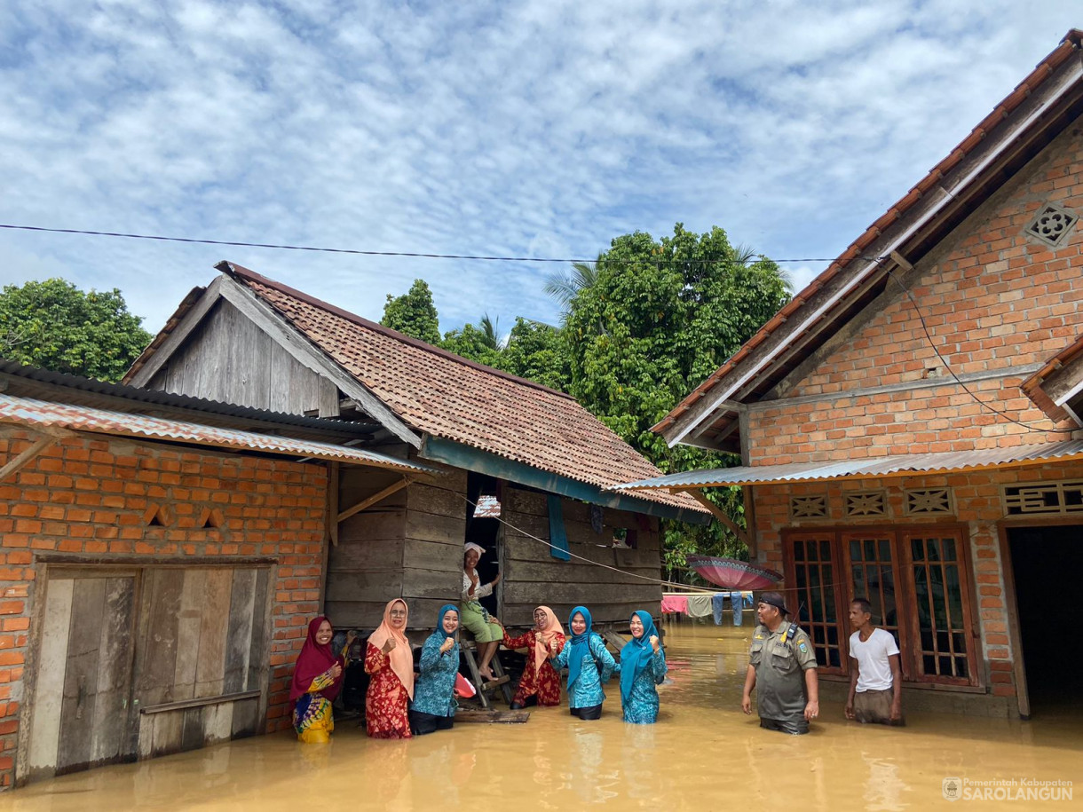 13 Januari 2024 - Ibu Penjabat Bupati Sarolangun selaku Ketua TP PKK beserta rombongan meninjau korban banjir di Kecamatan Sarolangun