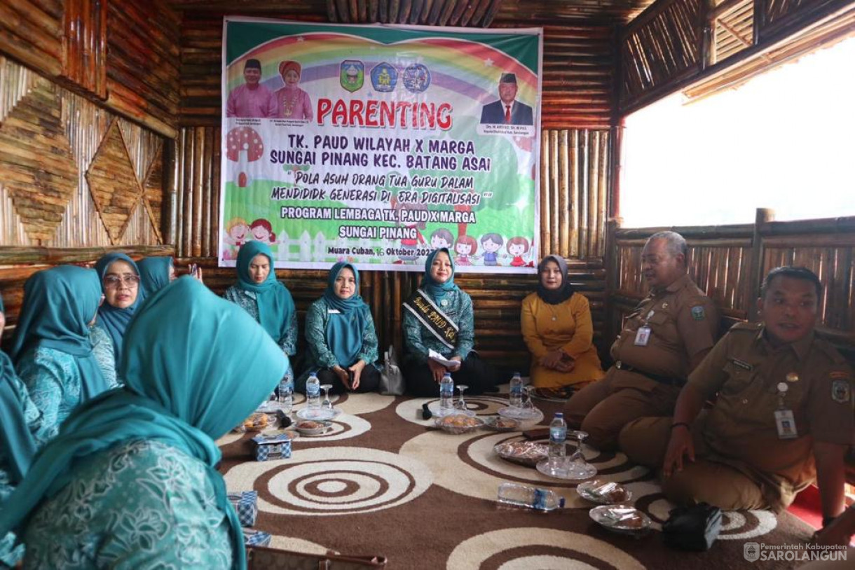 Senin,16 Oktober 2023, Ibu Penjabat Bupati Sarolangun selaku Ketua TP PKK dan Bunda PAUD Kab.Sarolangun melaksanakan kegiatan Penilaian Dasawisma,Parenting Bunda PAUD, dan Pemberian Bantuan Stunting di Desa Raden Anom Kecamatan Batang Asai