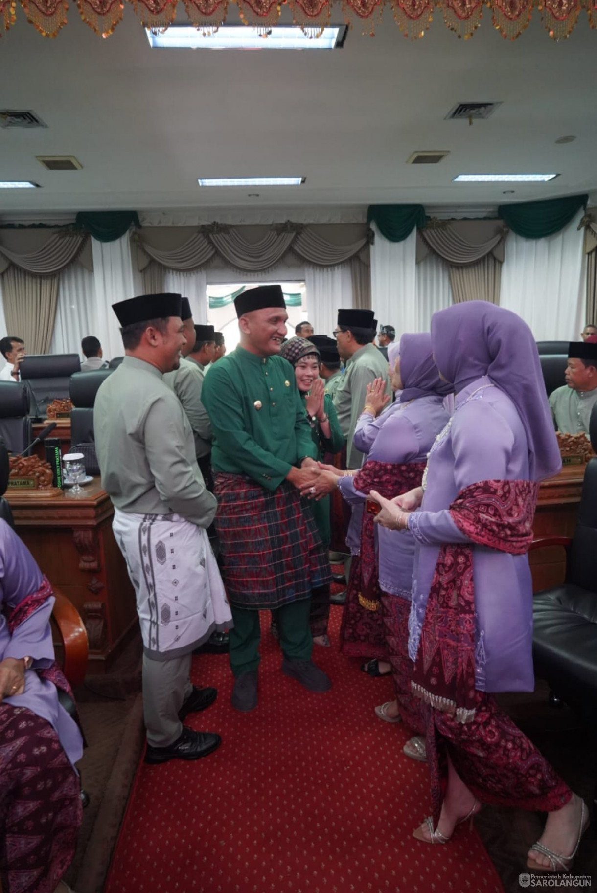 &nbsp;Bupati Sarolangun Serta Ketua TP PKK Kabupaten Sarolangun Menghadiri Rapat Paripurna Dalam Rangka HUT Kab.Batang Hari Yang Ke 77