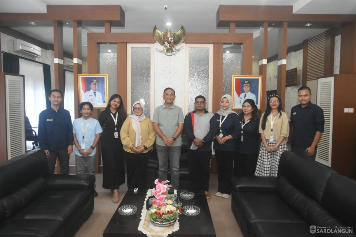 21 November 2025&nbsp; Silaturahmi dengan Mahasiswa Universitas Diponegoro di Ruang Kerja Bupati Sarolangun
