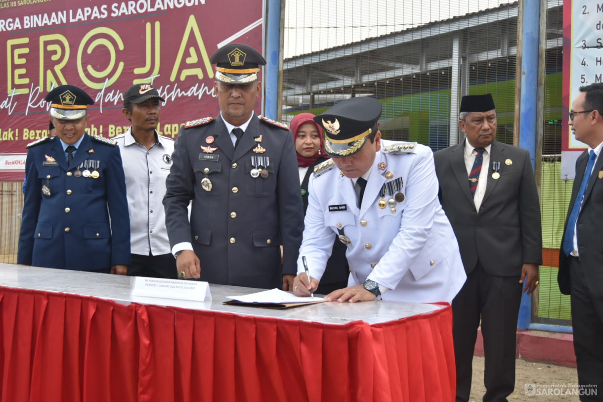 17 Agustus 2023 - Penjabat Bupati Sarolangun Dr. Ir. Bachril Bakri, M.App, Sc Menghadiri Acara Pemberian Remisi Bagi Narapidana dan Anak Binaan Dalam Rangka HUT RI Ke-78 Di Lapas Kelas II B Sarolangun