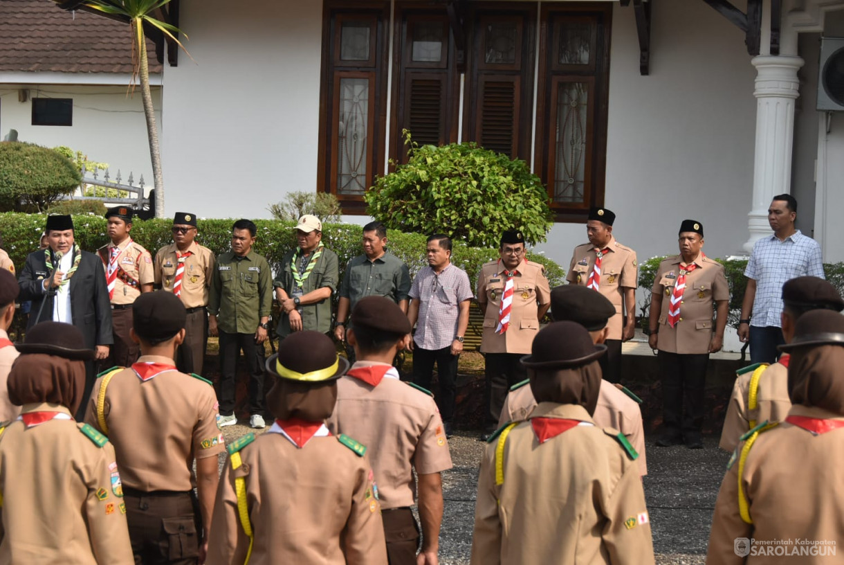 16 September 2023 - Penjabat Bupati Sarolangun Melakukan Pelepasan Anggota Pramuka di Rumah Dinas Bupati Sarolangun