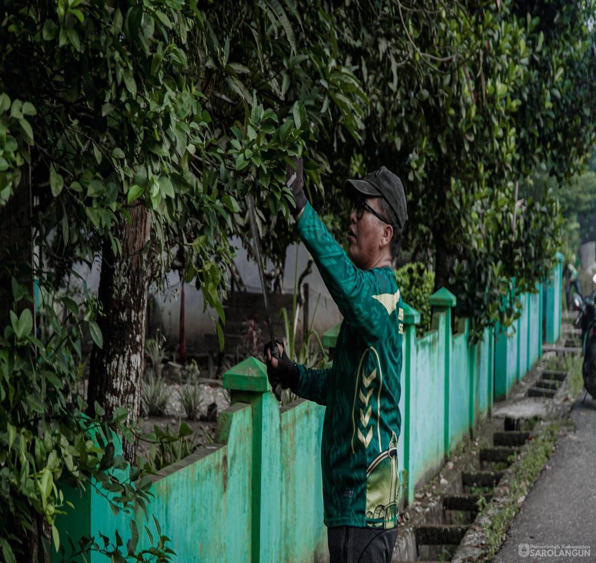 5 Juni 2026 Bupati Sarolangun, Wakil Bupati Sarolangun, Sekretaris Daerah Kabupaten Sarolangun Melaksanakan Gotong Royong Berbakti Maju dari Masjid Jami Attaufiq, Kantor Lurah Gunung Kembang