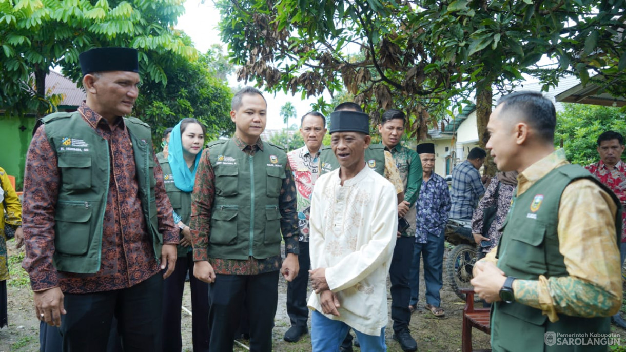 Mengunjungi Rumah Warga Resiko Stunting Sekaligus Memberikan Air Susu dan Menyuap Telur Rebus Kepada Warga yang Beresiko Stunting, Memberikan Bantuan Genting Berbakti Maju