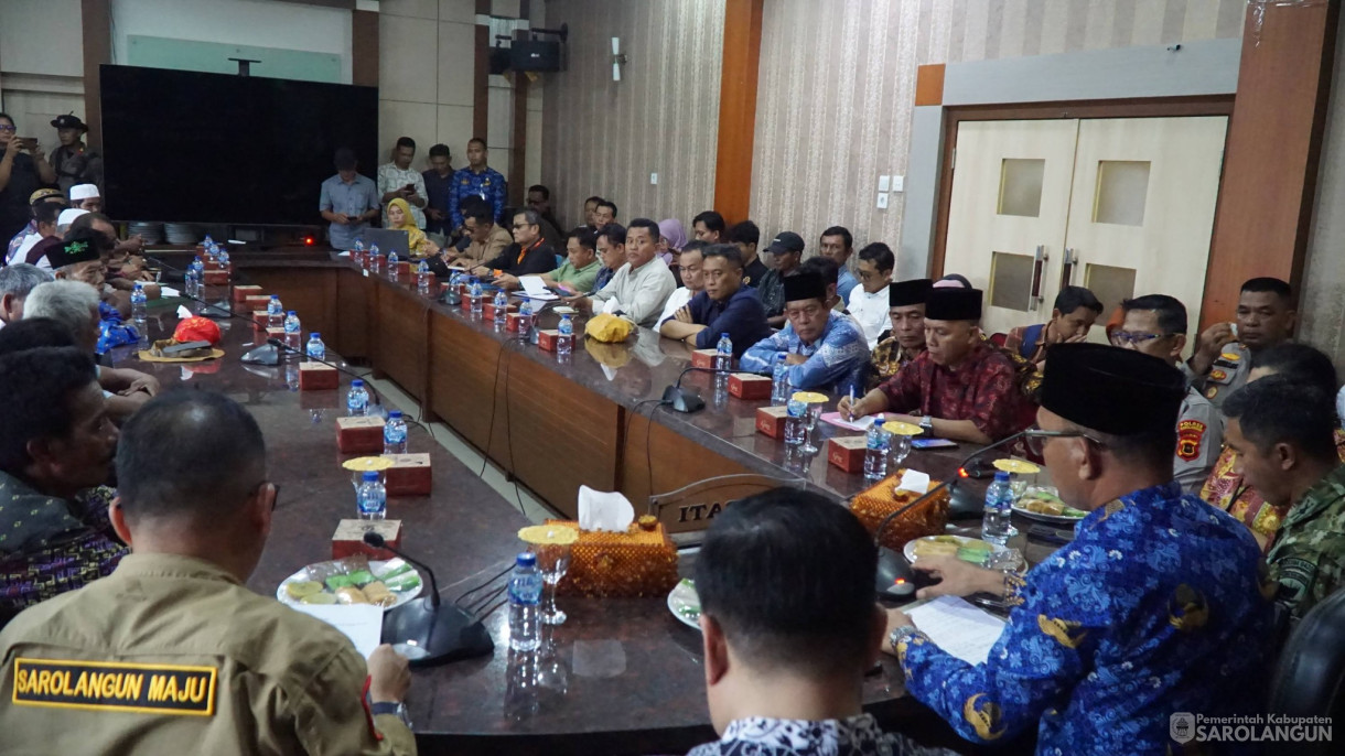 17 April 2026 Bupati Sarolangun Bersama Jajaran Forkopimda, Tokoh Adat, Tokoh Masyarakat Melaksanakan Rapat Penyelesaian Konflik Antara PT. SAL dan Warga Suku Anak Dalam di Ruang Pola utama Kantor Bupati Sarolangun