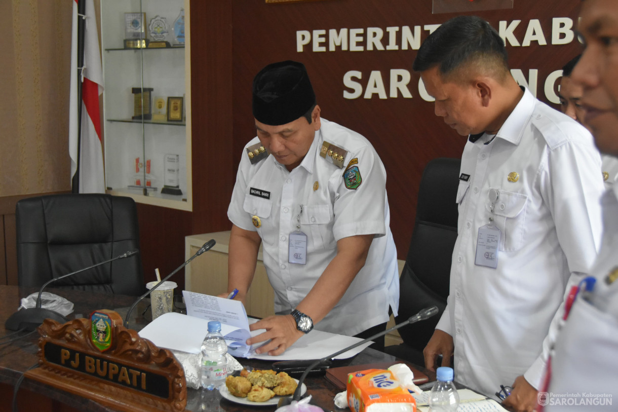 15 November 2023 - Penjabat Bupati Sarolangun Melakukan Penandatanganan Kerjasama Antara Pemkab Sarolangun Dengan Universitas Unja Di Ruang Pola Utama Kantor Bupati Sarolangun