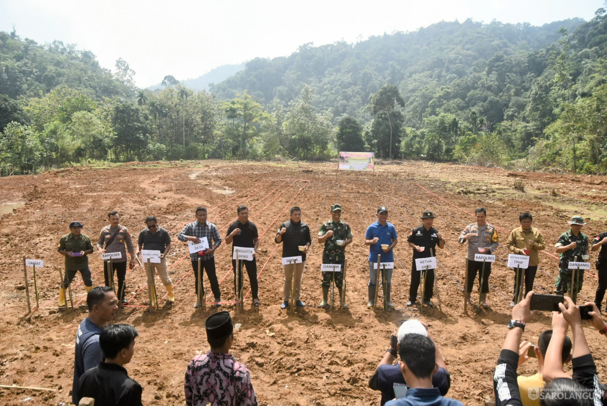 9 Agustus 2025 - Penanaman Bibit Jagung Dalam Rangka Program Ketahanan Pangan di Desa Bathin Pengambang Kecamatan Batang Asai