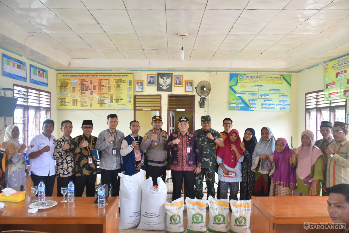 1 Februari 2024 - Penyerahan Bantuan Pasca Banjir Di Kantor Desa Teluk Kecimbung Kecamatan Bathin VIII