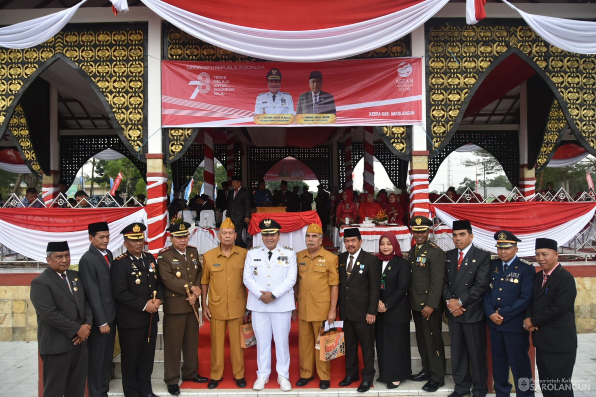 17 Agustus 2023 - Penjabat Bupati Sarolangun Dr. Ir. Bachril Bakri, M.App, Sc Memimpin Upacara Peringatan HUT RI ke-78 di Lapangan Gunung Kembang Sarolangun&nbsp;&nbsp;