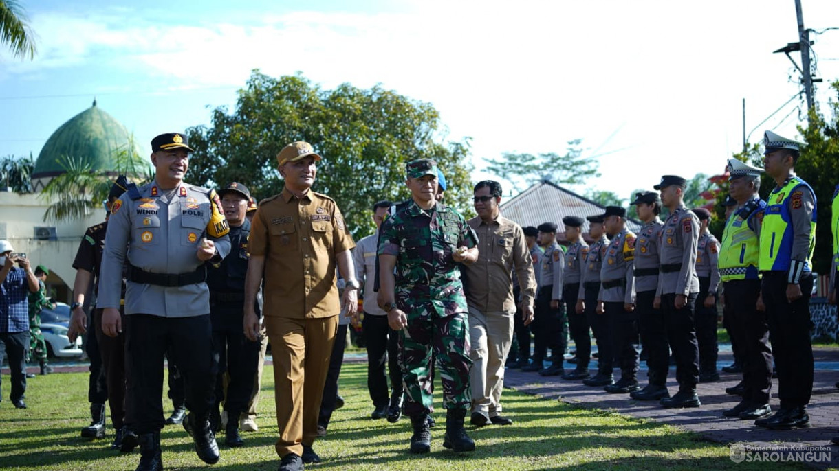 Apel Gelar Pasukan Dalam Rangka Operasi Lilin Tahun 2025 Sekaligus Memberikan Penghargaan dari Bapak Bupati Kepada 4 Pejabat Polres Sarolangun