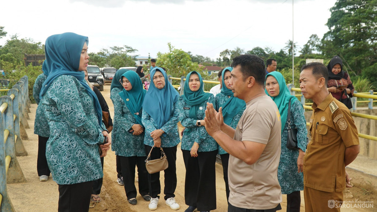 21 April 2026 Ketua TP PKK Kabupaten Sarolangun Tinjau Langsung proses pencarian korban tenggelam di Dam kutur, Desa Monti Kecamatan Limun