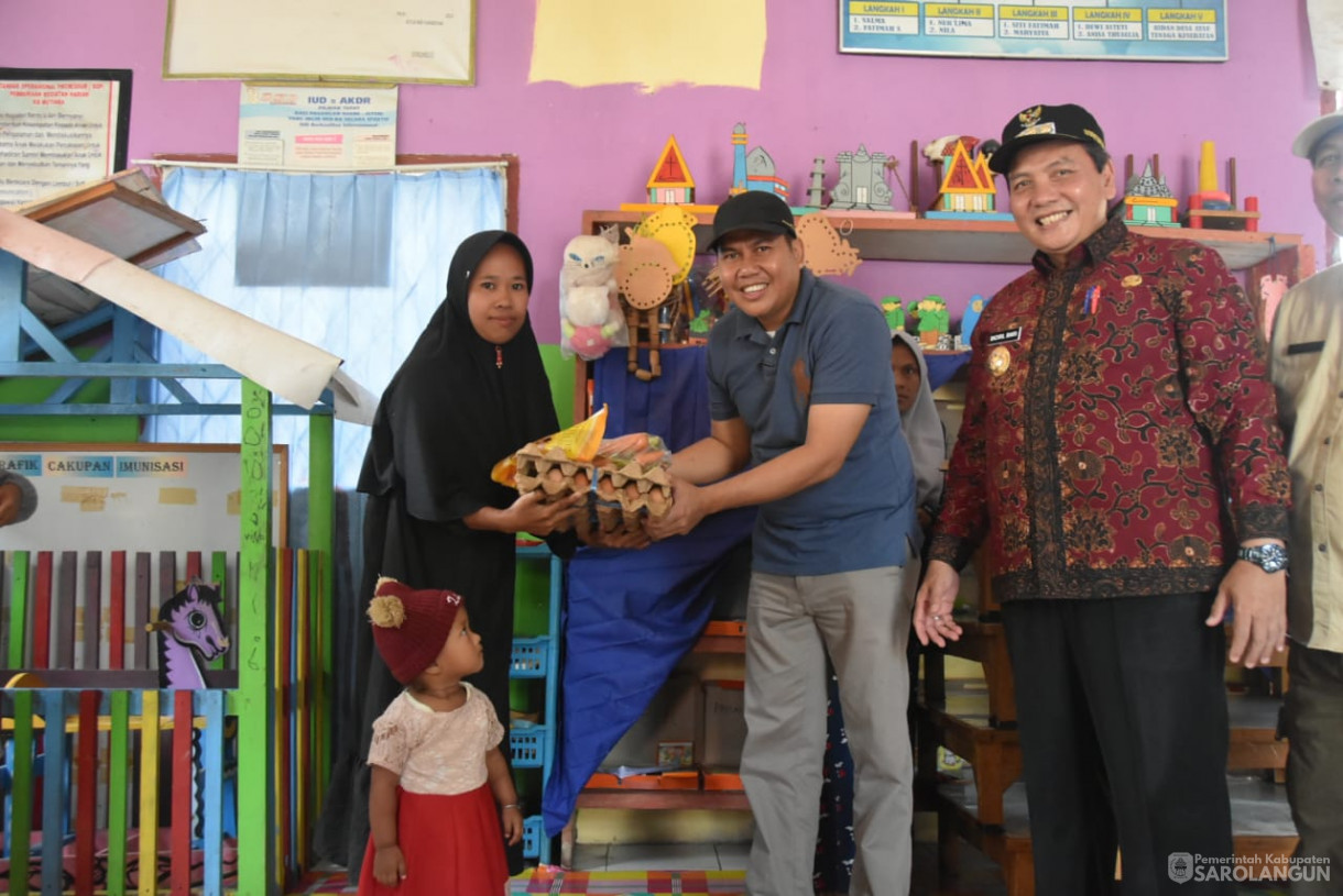 15 September 2023 - Penjabat Bupati Sarolangun Memberikan Bantuan Sembako Kepada Ibu Hamil dan Balita di Kantor Posyandu Kelurahan Pauh