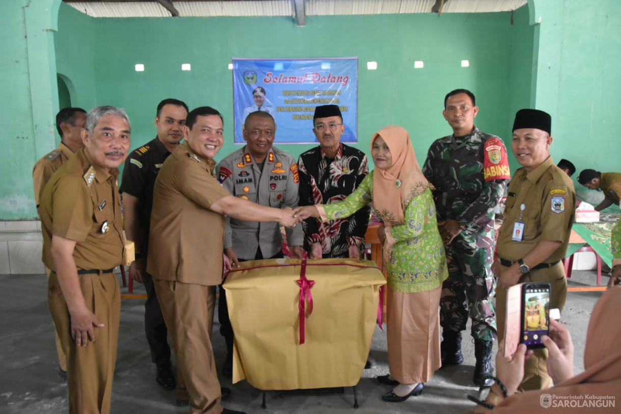 19 September 2023 - Penjabat Bupati Sarolangun Melakukan Kunjungan Kerja Dan Memberikan Bantuan di Balai Desa Pematang Kulim Kecamatan Pelawan