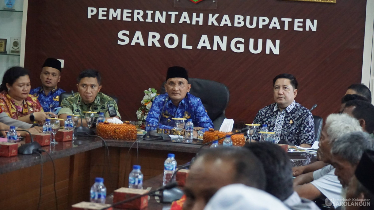 17 April 2026 Bupati Sarolangun Bersama Jajaran Forkopimda, Tokoh Adat, Tokoh Masyarakat Melaksanakan Rapat Penyelesaian Konflik Antara PT. SAL dan Warga Suku Anak Dalam di Ruang Pola utama Kantor Bupati Sarolangun