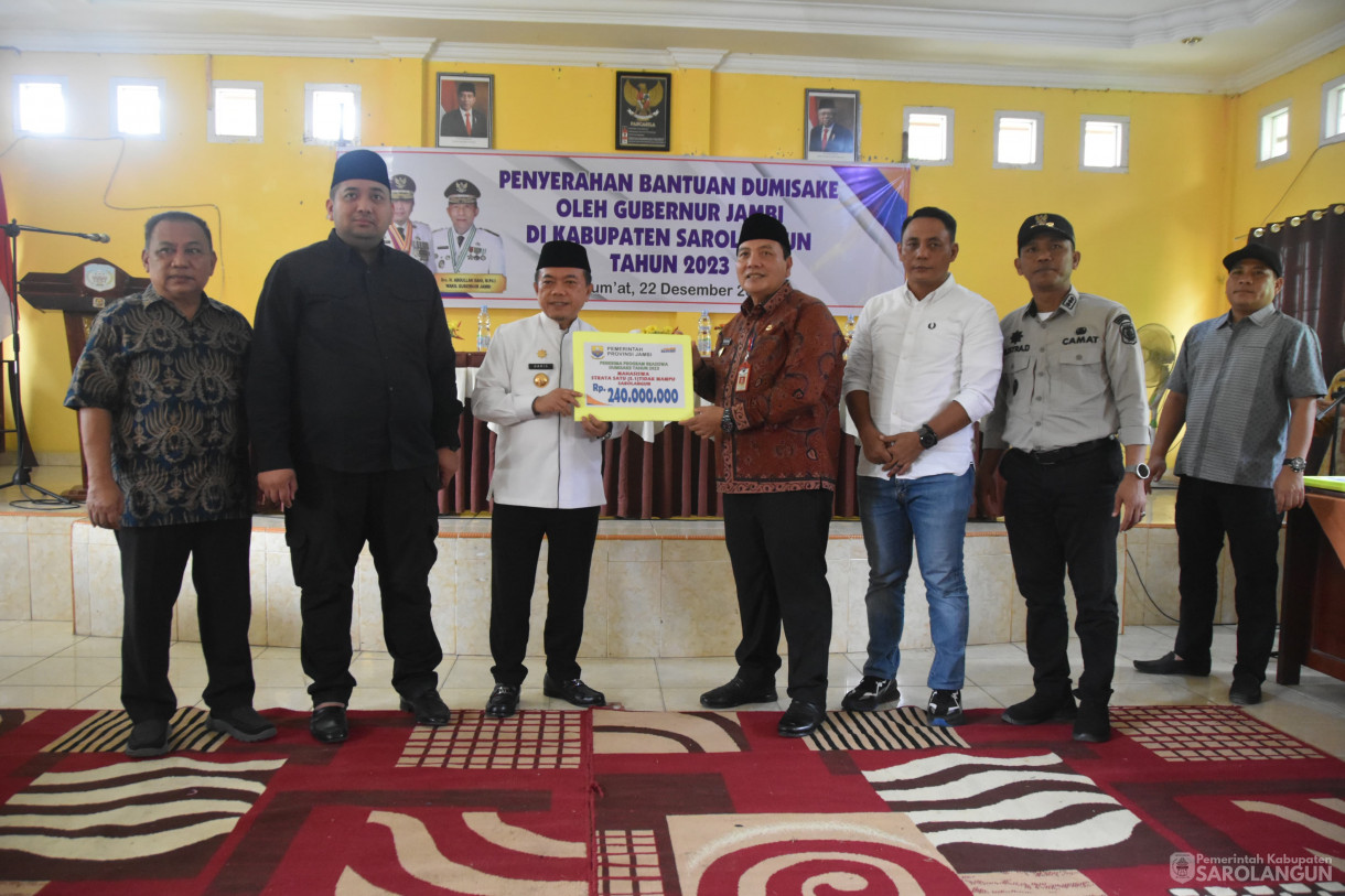 22 Desember 2023 – Penyerahan Bantuan Dumisake Oleh Gubernur Jambi Di Kabupaten Sarolangun Tahun 2023 Di Kantor Camat Sarolangun