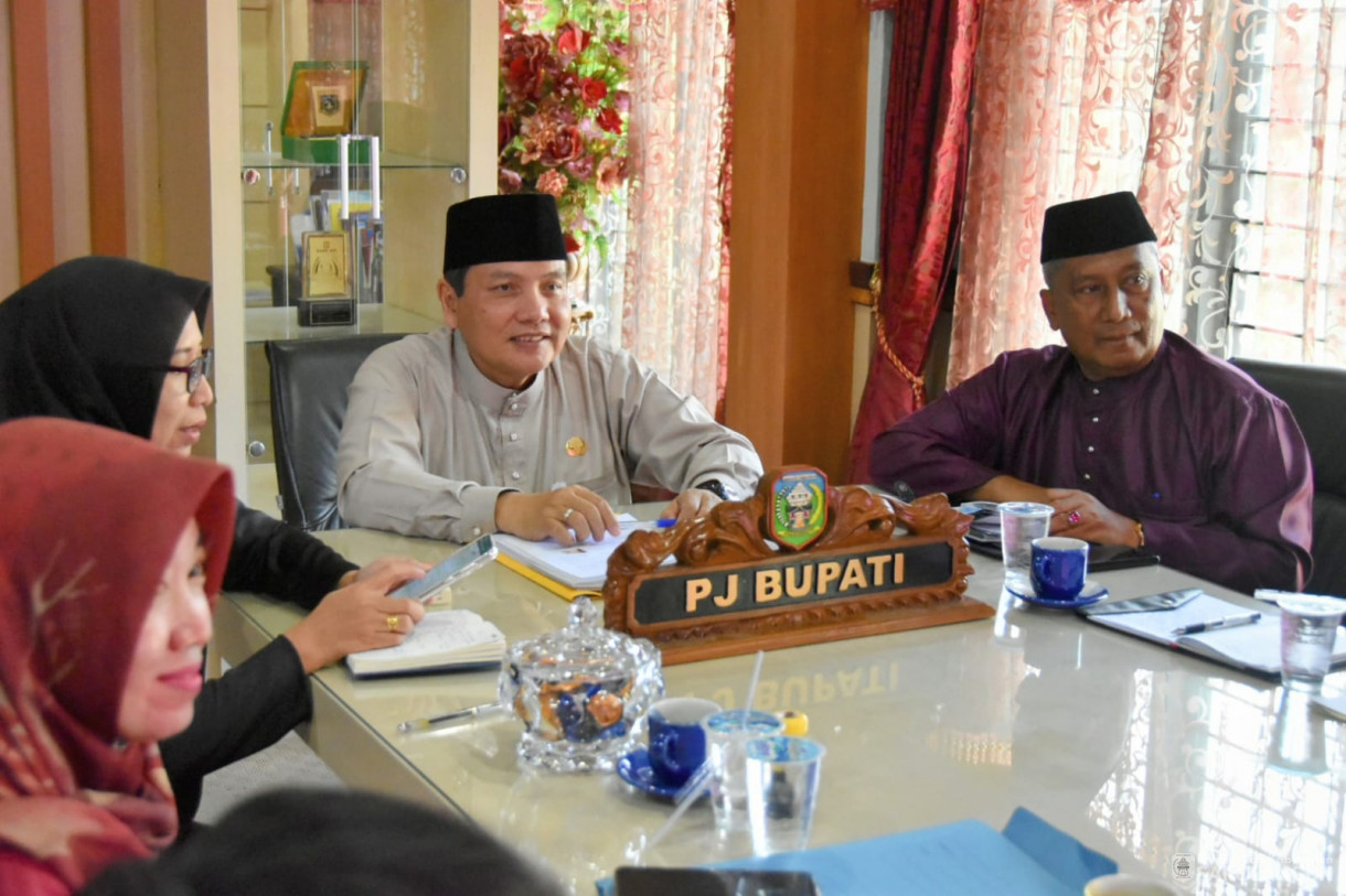 22 Agustus 2023 - Penjabat Bupati Sarolangun Dr. Ir. Bachril Bakri, M.App, Sc Menghadiri Zoom Meeting&nbsp; Penandatanganan Kerjasama Optimalisasi Pemungutan Pajak Pusat Dan Daerah