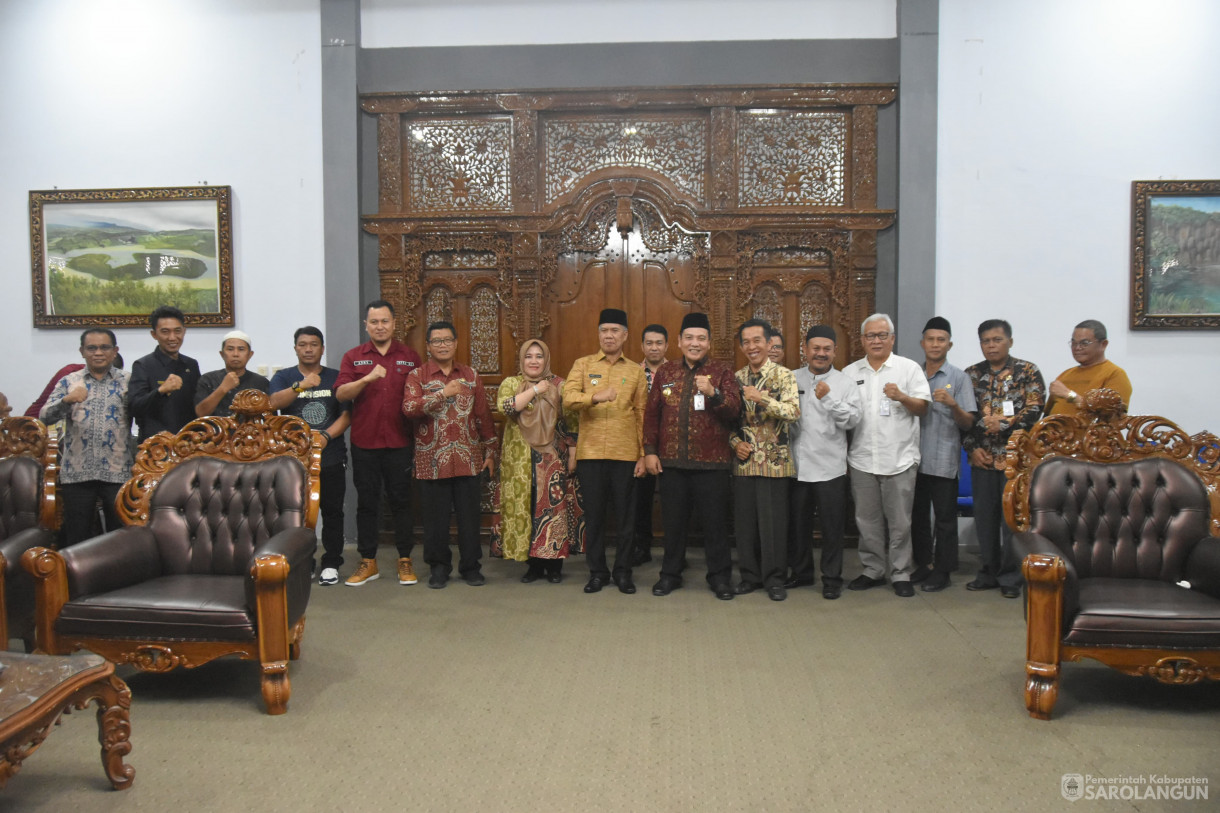 10 November 2023 - Penjabat Bupati Sarolangun Melakukan Penandatanganan Kesepakatan Bersama Antara Pemerintah Kabupaten Rejang Lebong Dengan Pemerintah Kabupaten Sarolangun Di Rumah Dinas Bupati Rejang Lebong