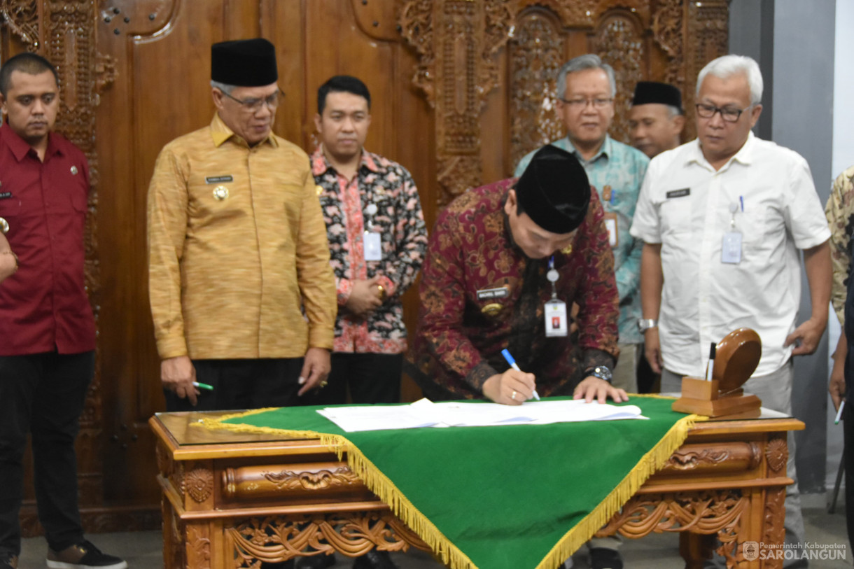 10 November 2023 - Penjabat Bupati Sarolangun Melakukan Penandatanganan Kesepakatan Bersama Antara Pemerintah Kabupaten Rejang Lebong Dengan Pemerintah Kabupaten Sarolangun Di Rumah Dinas Bupati Rejang Lebong