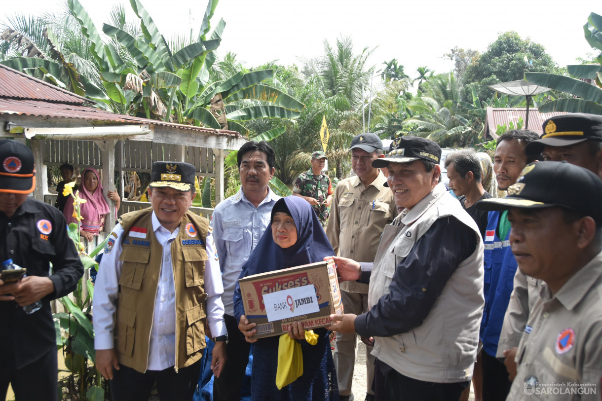 20 Januari 2023 - Mendampingi Gubernur Jambi Meninjau Lokasi Terdampak Banjir Serta Memberikan Bantuan Di Mandiangin Tuo Kecamatan Mandiangin