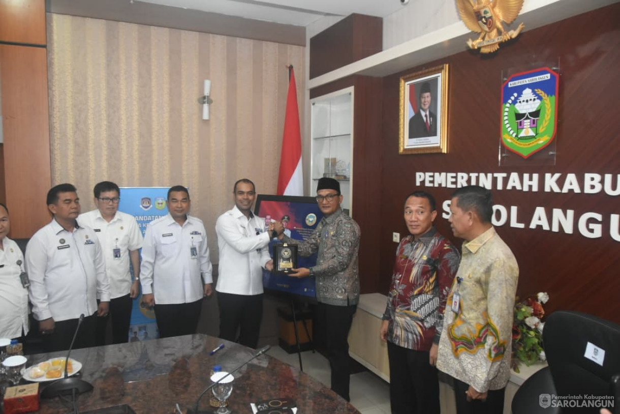 Penandatanganan Kerjasama Antara Pemerintah Kabupaten Sarolangun dengan Kantor Wilayah Direktorat Jenderal Imigrasi Jambi