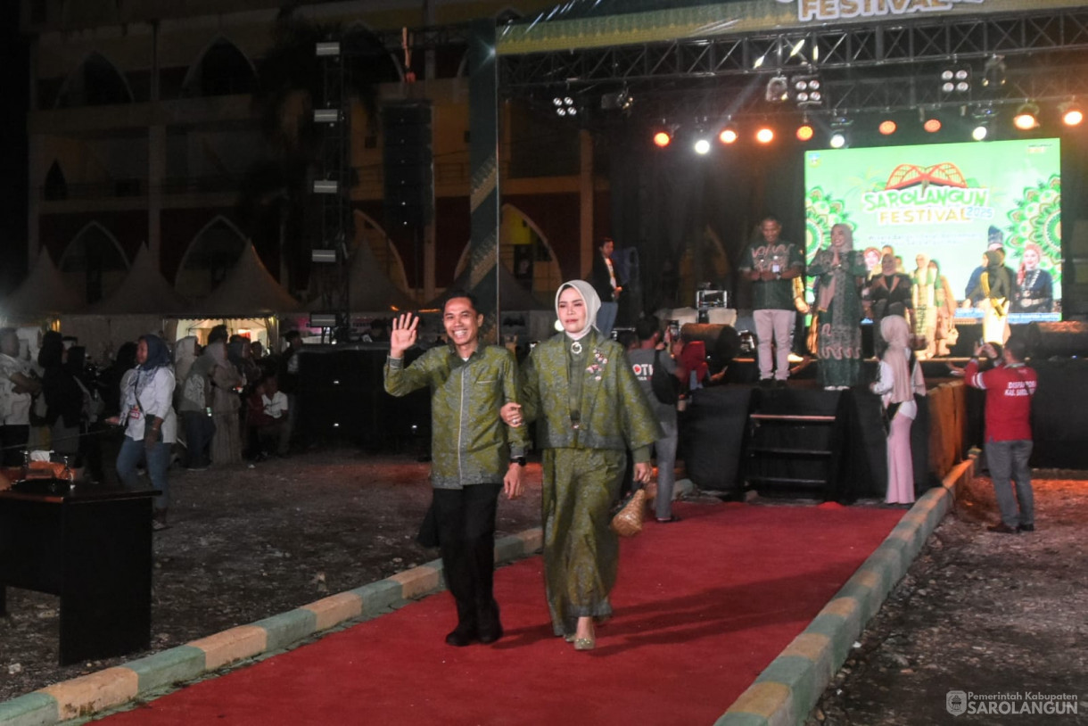 5 Desember 2025 Parade Batik Sarolangun Tahun 2025 di GOR Sarolangun