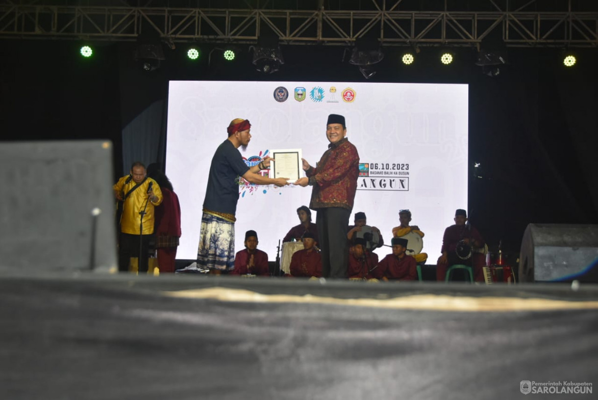 12 Oktober 2023 - Penjabat Bupati Sarolangun Menghadiri Acara Penutupan Sarolangun Festival di Panggung Utama Koni Sport Center Sarolangun