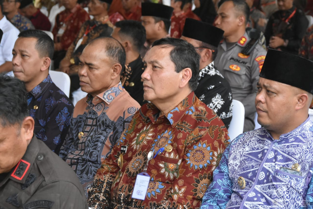 24 Agustus 2023 - Penjabat Bupati Sarolangun Dr. Ir. Bachril Bakri, M.App, Sc Menghadiri Acara Penyerahan Sertifikat Hak Pakai di Candi Muaro Jambi