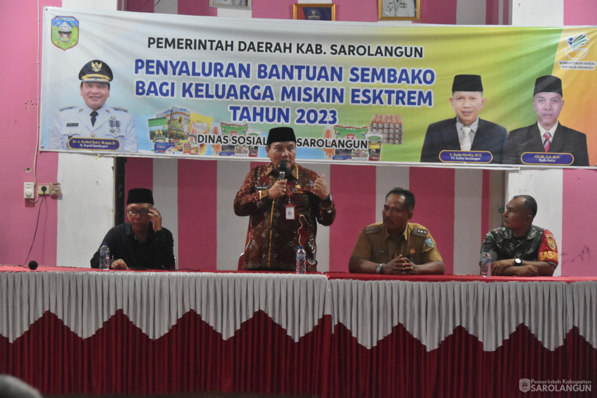 19 Desember 2023 - Penyaluran Bantuan Sembako Bagi Keluarga Miskin Esktrem Tahun 2023 Di Kantor Camat Singkut