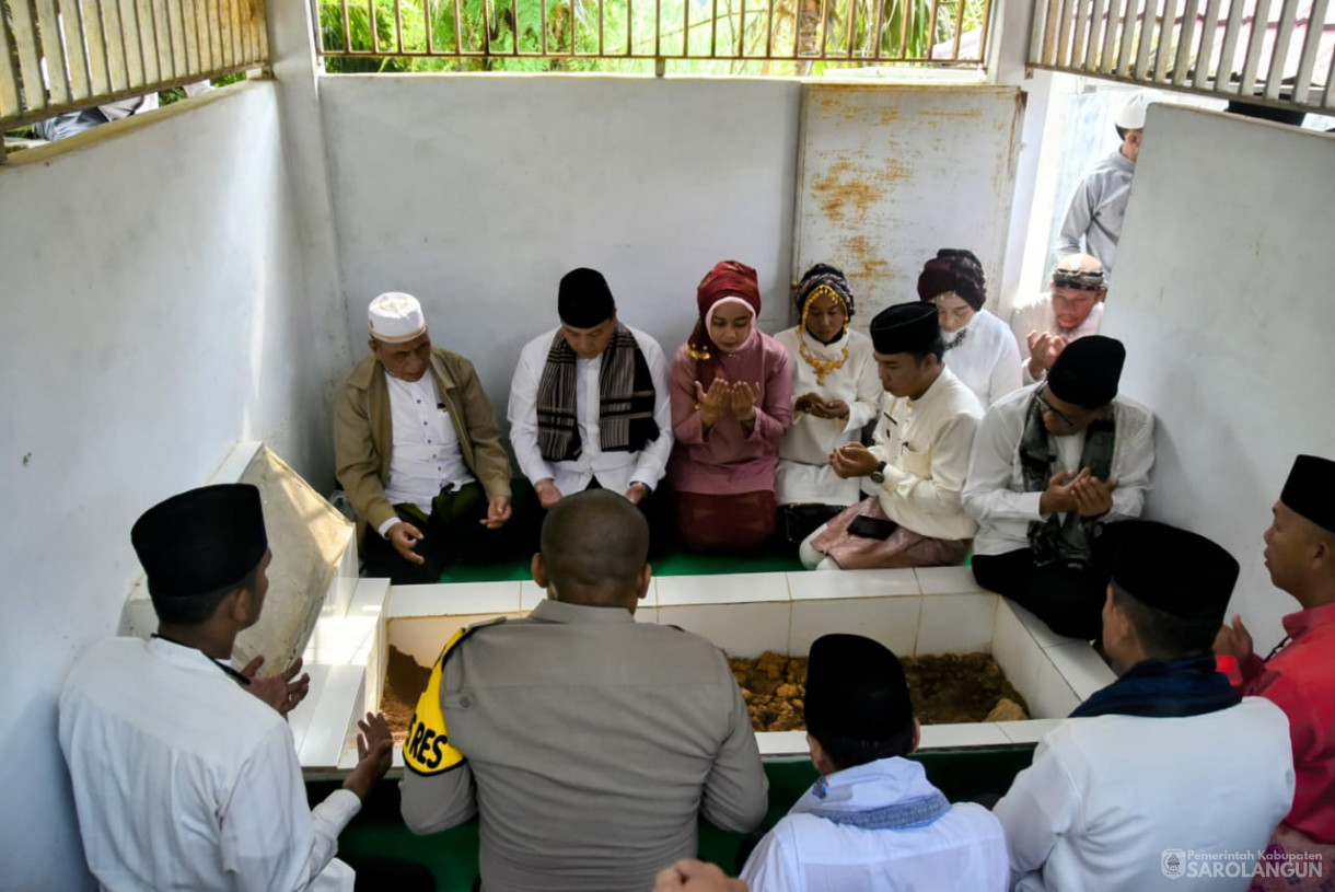 11 Oktober 2023 - Penjabat Bupati Sarolangun Melakukan Ziarah Ke Makam Panglimo Jayo Sakti, Panglima Kumbang Desa Lidung