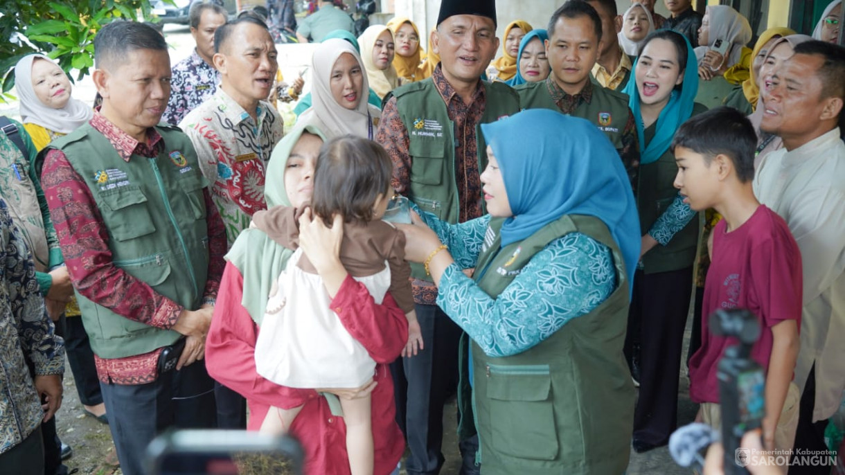 Mengunjungi Rumah Warga Resiko Stunting Sekaligus Memberikan Air Susu dan Menyuap Telur Rebus Kepada Warga yang Beresiko Stunting, Memberikan Bantuan Genting Berbakti Maju