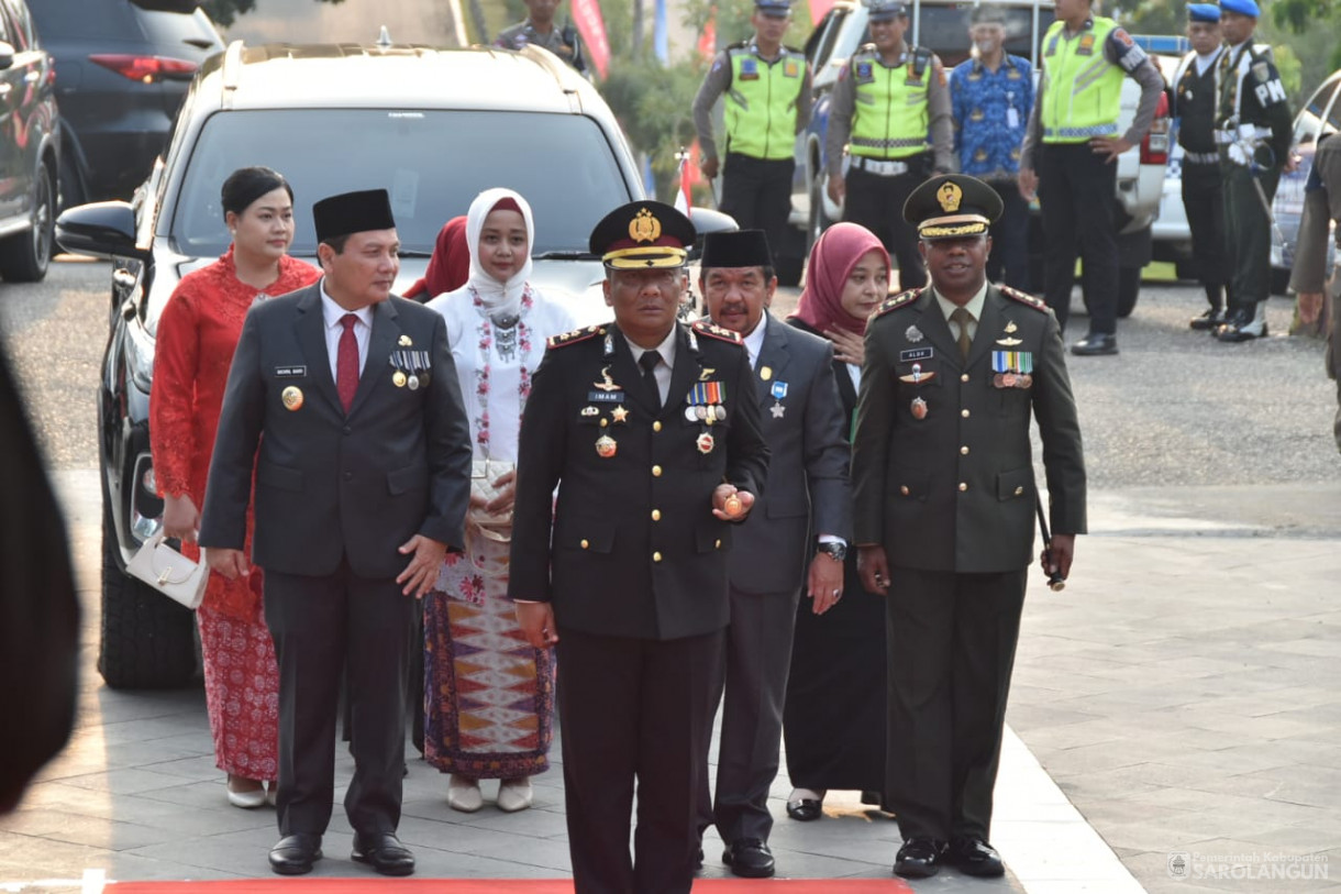 17 Agustus 2023 - Penjabat Bupati Sarolangun Dr. Ir. Bachril Bakri, M.App, Sc Menghadiri Upacara Penurunan Bendera Merah Putih Dalam Rangka Peringatan HUT RI ke-78 di Lapangan Gunung Kembang Sarolangun