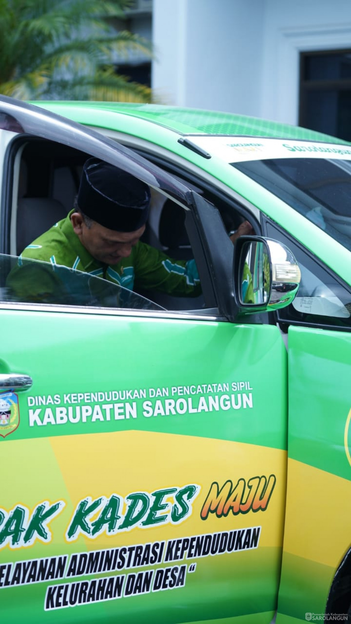 27 November 2025&nbsp; Penyerahan Satu Unit Mobil Operasional Pelayanan Administrasi Kependudukan Kelurahan dan Desa ke Diskdukcapil